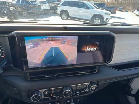 Used 2025 Jeep Wrangler Sahara image 31