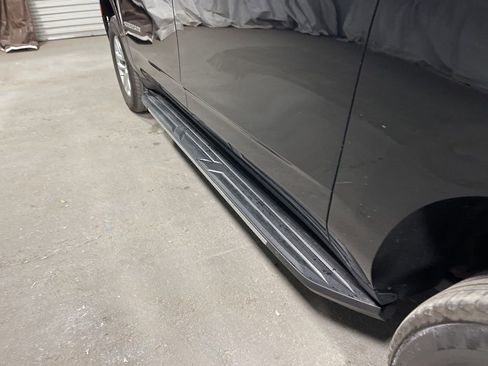 Used 2024 Chevrolet Suburban LT image 19