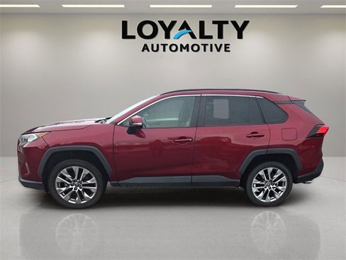 Used 2021 Toyota RAV4 XLE Premium image 2