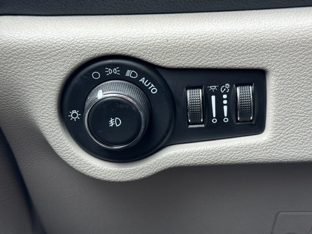 Used 2023 Chrysler Pacifica Touring-L FWD image 30