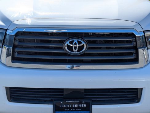 Used 2018 Toyota Sequoia SR5 w/ Carpet Cargo Mat Package AWD/4WD image 9