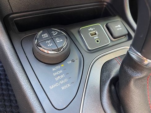 Used 2020 Jeep Cherokee Trailhawk w/ Comfort/Convenience Group AWD/4WD image 20