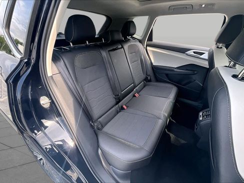 Used 2025 Volkswagen Taos SE w/ Panoramic Sunroof Package FWD image 19