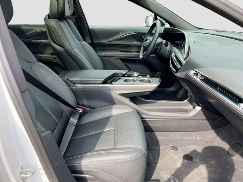 Used 2025 Cadillac Lyriq Sport RWD image 30
