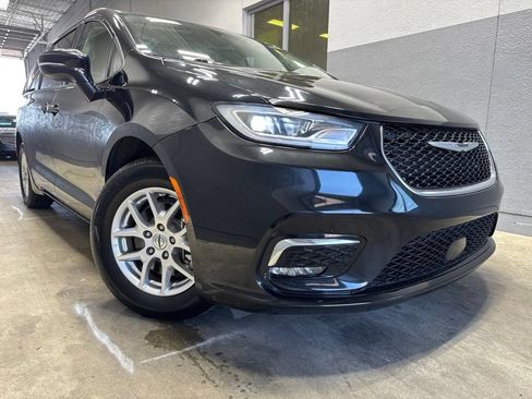 Used 2022 Chrysler Pacifica Touring-L FWD image 2