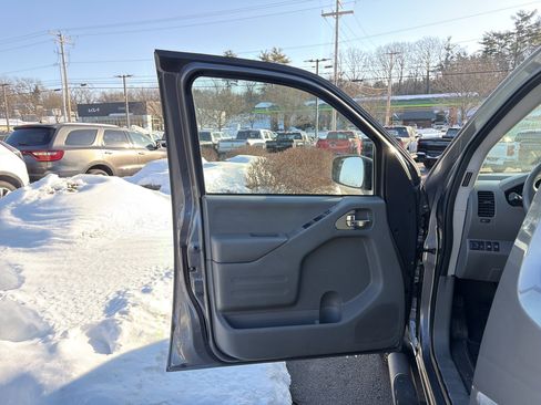 Used 2021 Nissan Frontier SV w/ Midnight Edition Floor Mats image 11