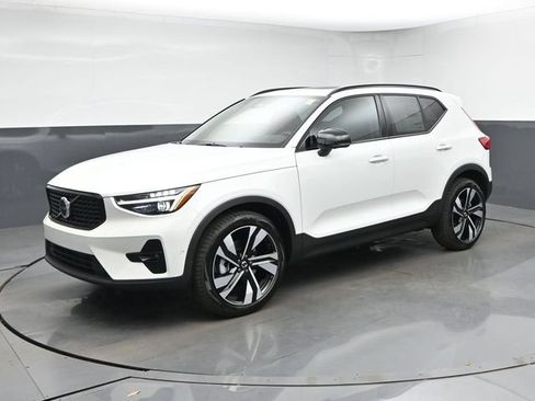 New 2026 Volvo XC40 B5 Plus w/ Climate Package AWD/4WD image 4