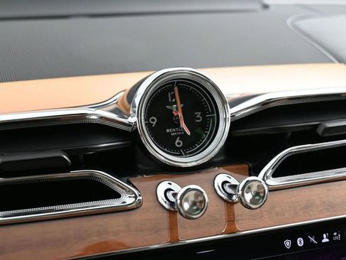 Certified 2022 Bentley Bentayga AWD/4WD image 21