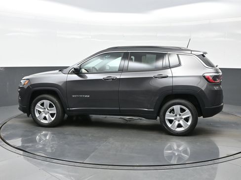 Used 2022 Jeep Compass Latitude image 3