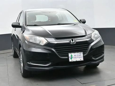 Used 2017 Honda HR-V LX image 3