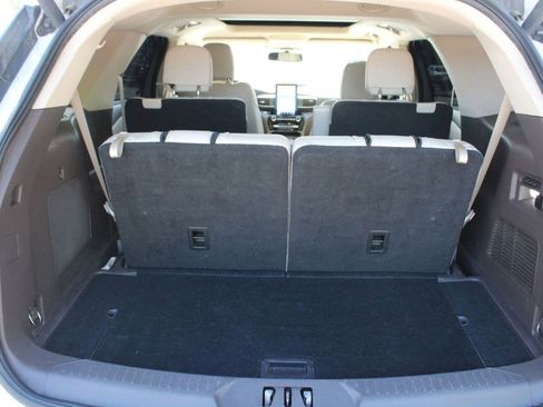 Used 2022 Ford Explorer Platinum w/ Equipment Group 601A AWD/4WD image 11