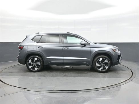 Certified 2025 Volkswagen Taos SE image 8