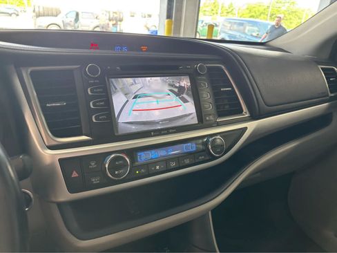 Used 2019 Toyota Highlander XLE AWD/4WD image 26