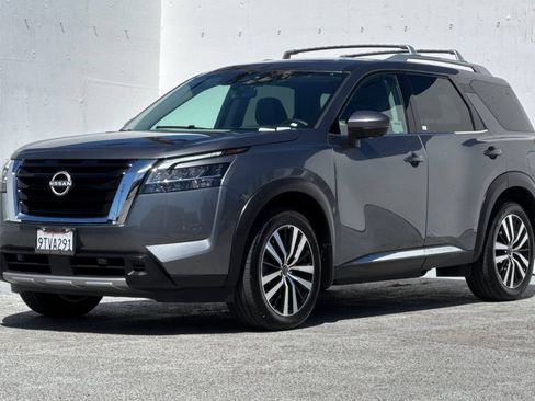 Used 2024 Nissan Pathfinder Platinum w/ Cargo Package FWD image 7