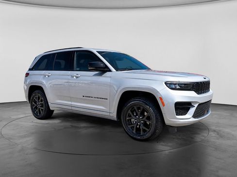 Used 2024 Jeep Grand Cherokee Altitude AWD/4WD image 2