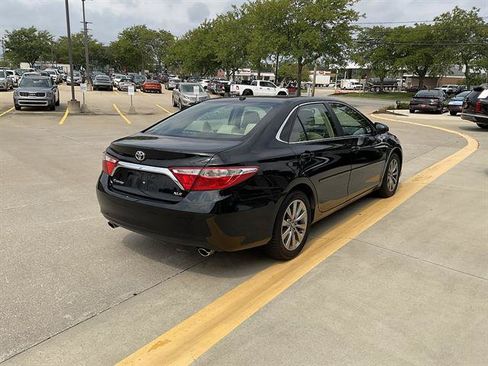 Used 2017 Toyota Camry XLE FWD image 3