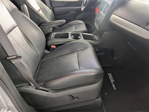 Used 2016 Dodge Grand Caravan R/T image 31