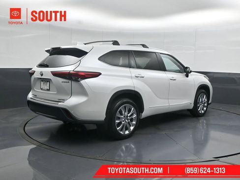 Used 2023 Toyota Highlander Limited w/ Protection Package #3 (TMS) AWD/4WD image 2