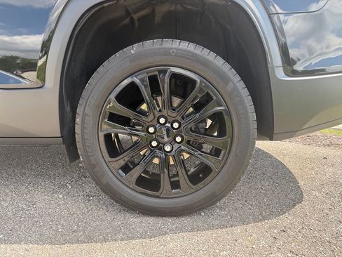 Used 2023 GMC Acadia SLE w/ Driver Convenience Package FWD image 15