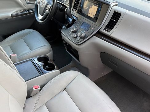 Used 2016 Toyota Sienna XLE w/ XLE Navigation Package FWD image 18