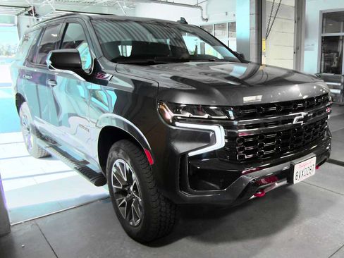Used 2021 Chevrolet Tahoe Z71 w/ Luxury Package AWD/4WD image 2