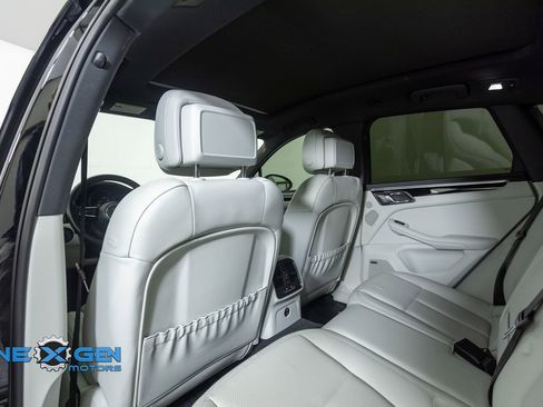 Used 2024 Porsche Macan AWD/4WD image 28