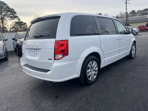 Used 2017 Dodge Grand Caravan SE image 7