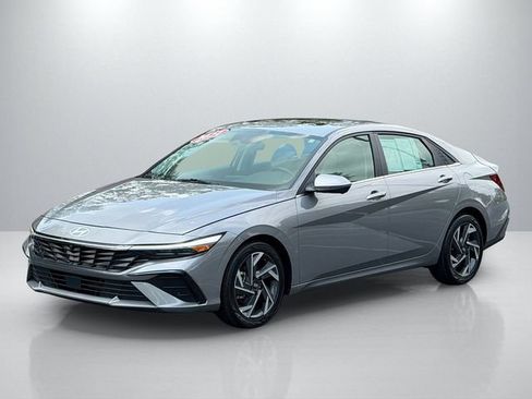 Used 2024 Hyundai Elantra Limited FWD image 3