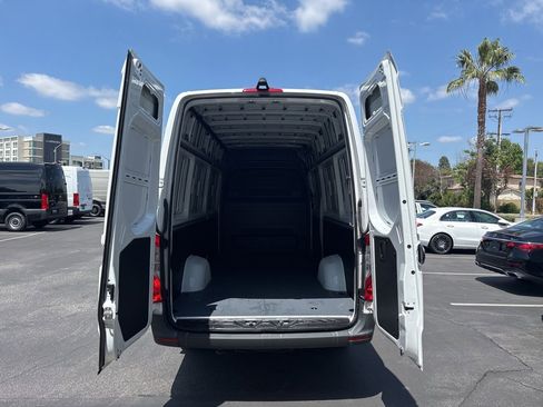 Used 2025 Mercedes-Benz Sprinter 2500 image 5