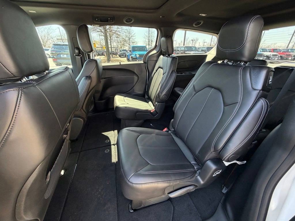 New 2026 Chrysler Pacifica Select FWD image 11