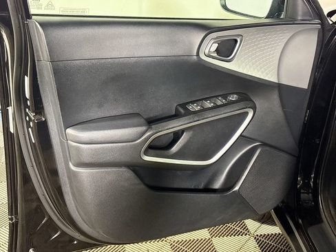 Used 2025 Kia Soul LX w/ LX Technology Package FWD image 10