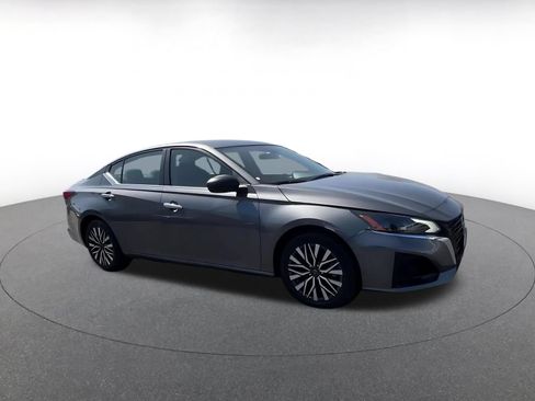 Used 2025 Nissan Altima 2.5 SV FWD image 2