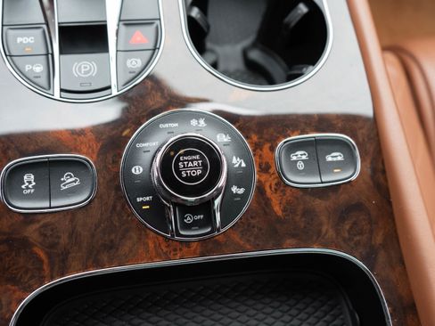 Used 2017 Bentley Bentayga image 27