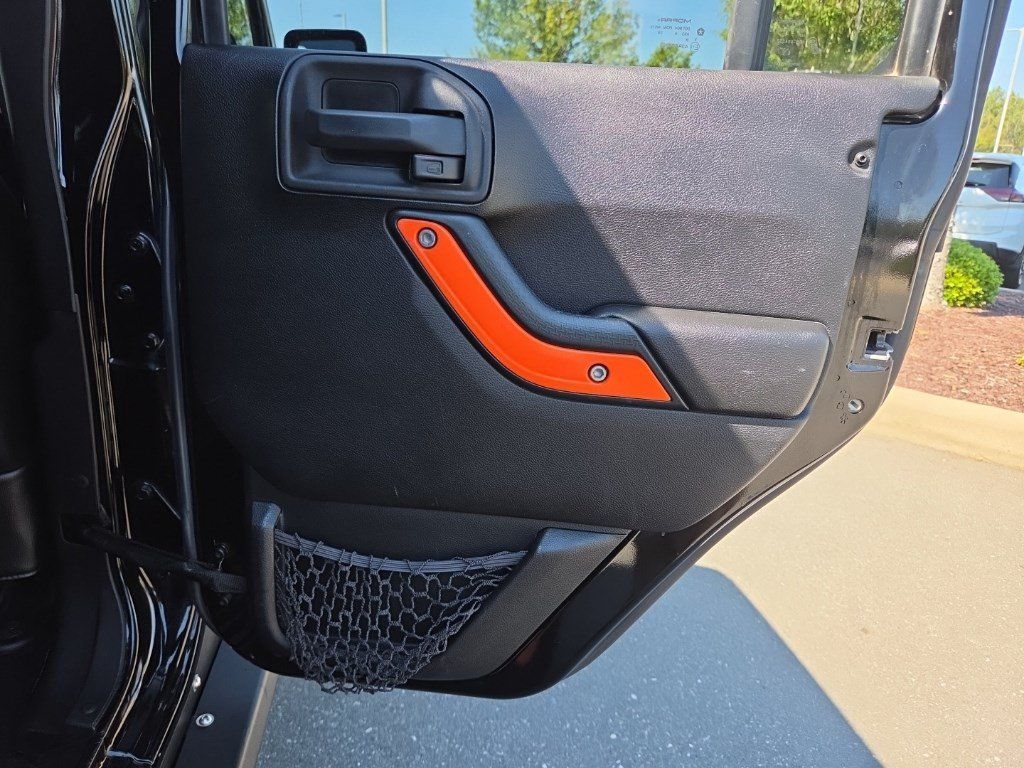 Used 2015 Jeep Wrangler Unlimited Rubicon w/ Connectivity Group AWD/4WD image 35