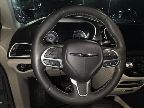 Used 2023 Chrysler Pacifica Touring-L image 4