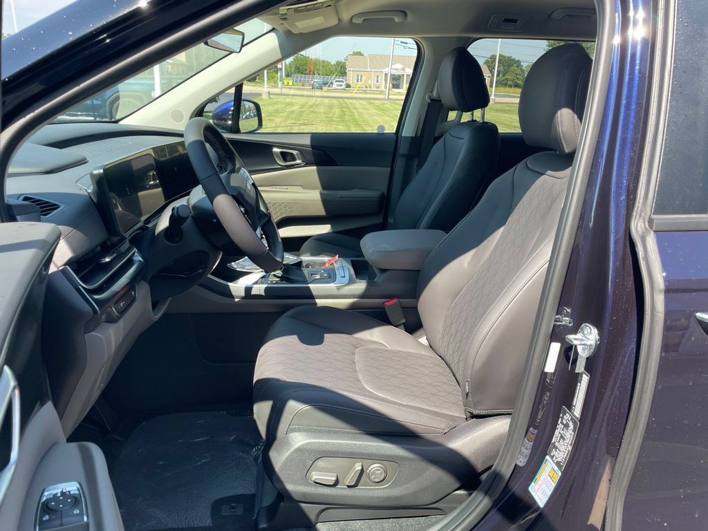 New 2027 Kia Carnival FWD image 8