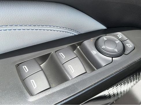 Used 2025 Chevrolet Trax LT FWD image 4