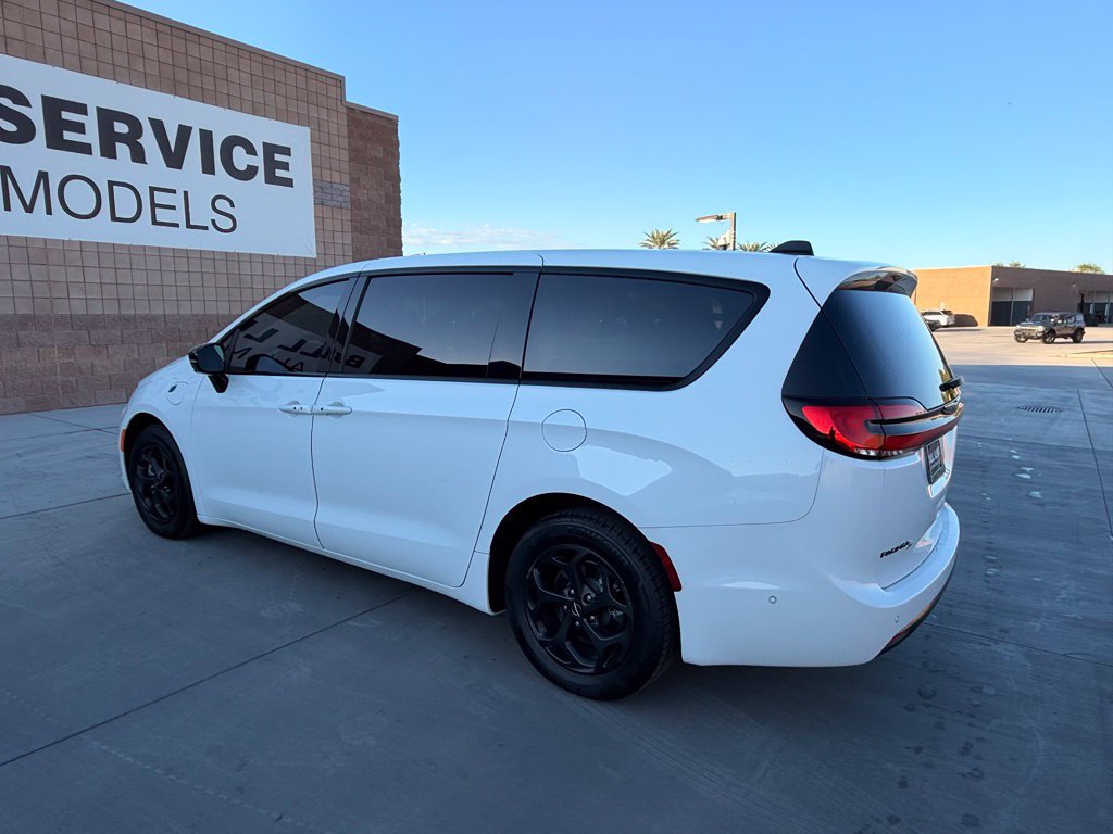 Used 2023 Chrysler Pacifica Limited w/ S Appearance Package FWD image 9