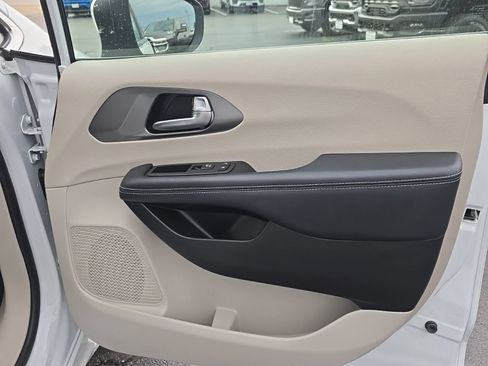 Used 2023 Chrysler Pacifica Touring-L FWD image 44