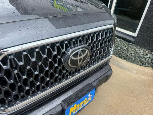 Used 2019 Toyota Tacoma TRD Off-Road AWD/4WD image 23