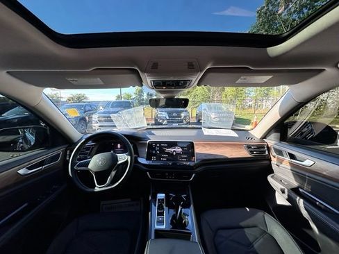 Used 2026 Volkswagen Atlas SE w/ Panoramic Sunroof Package FWD image 2