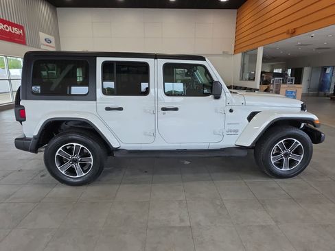 Used 2023 Jeep Wrangler Unlimited Sahara AWD/4WD image 8
