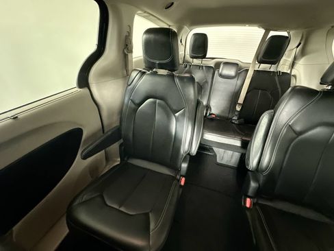 Used 2023 Chrysler Pacifica Touring-L FWD image 12