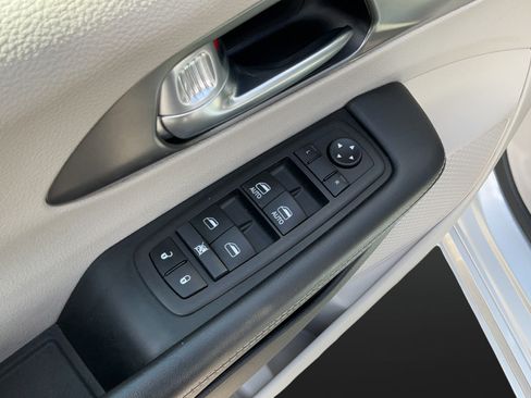 Used 2024 Chrysler Pacifica Touring-L FWD image 30