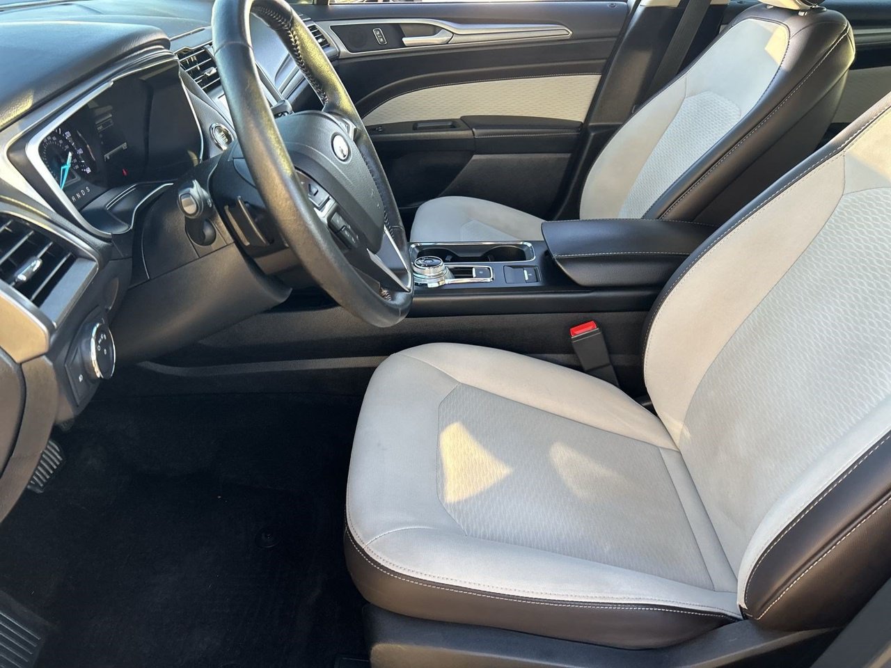 Used 2019 Ford Fusion SE w/ Equipment Group 151A FWD image 16