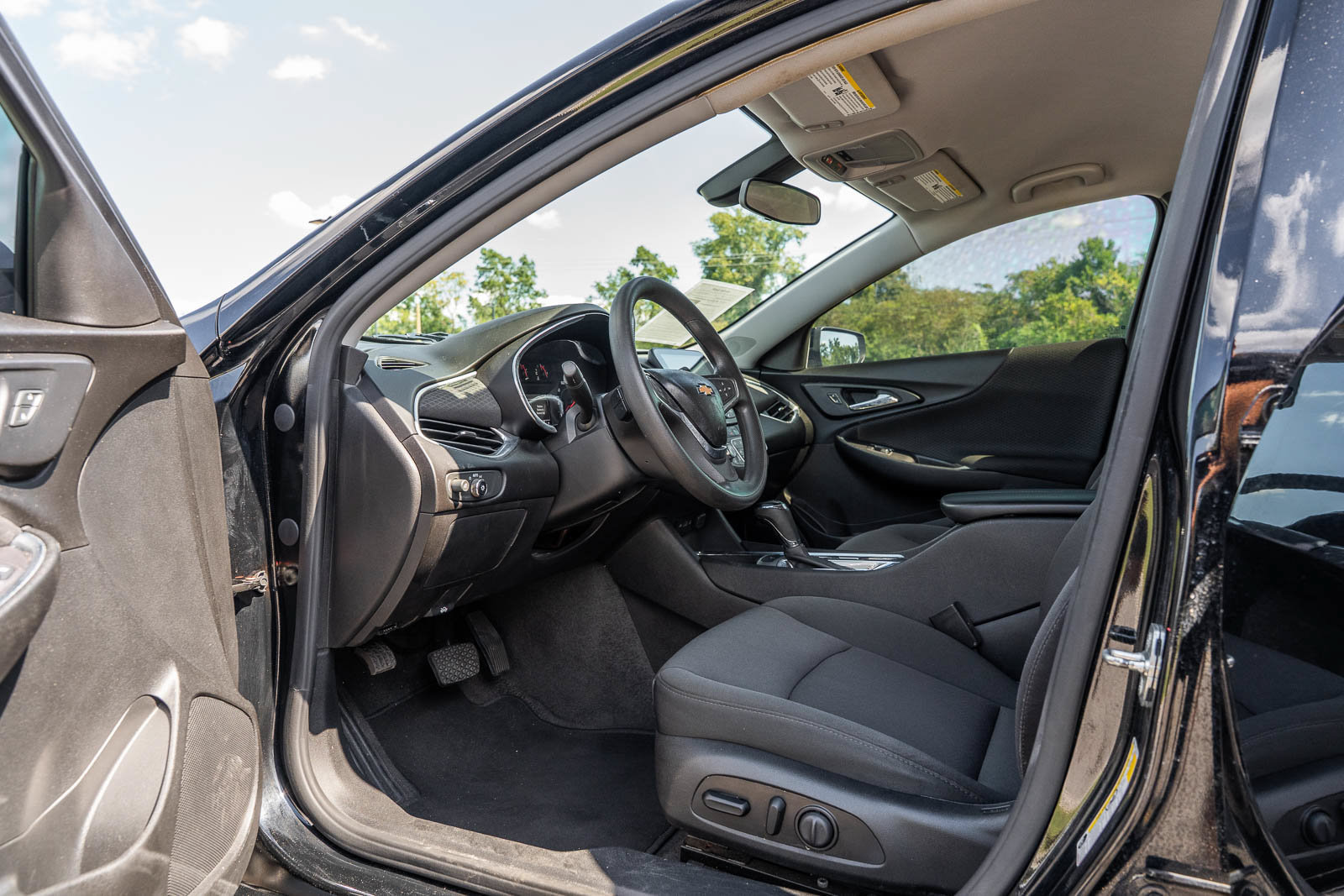 Used 2020 Chevrolet Malibu LT FWD image 17