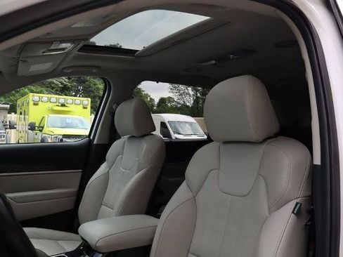 Used 2023 Kia Telluride EX w/ EX Captain's Chair Package AWD/4WD image 4