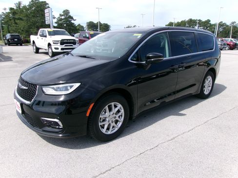 Used 2024 Chrysler Pacifica Touring-L FWD image 2
