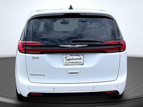 Used 2023 Chrysler Pacifica Touring-L FWD image 5