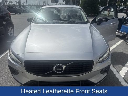 Used 2022 Volvo S60 B5 Momentum w/ Premium Package FWD image 2
